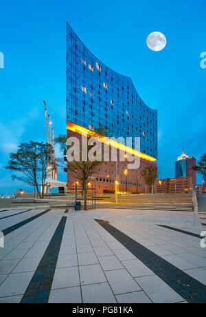 Deutschland, Hamburg, beleuchteten Elbphilharmonie in der Morgendämmerung Stockfoto