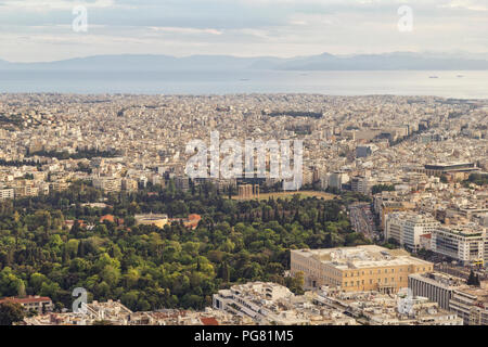 Griechenland, Attika, Athen, Blick vom Mount Lycabettus über Stadt und Olympieion Stockfoto