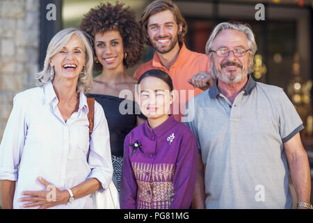 Familie, die Bilder mit asiatischen Kellnerin vor dem Restaurant Stockfoto