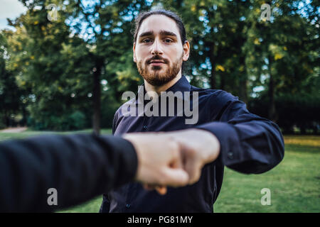 Junge Unternehmer gruss Business Partner in einem Park, verhandeln Geschäfte Stockfoto