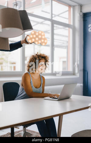 Frau spät im Büro, Hand, die Wolke über dem Kopf Stockfoto