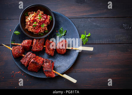 Beefsteak Spieße mit bulgar Salat Stockfoto