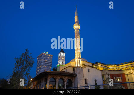 Albanien, Tirana, Et'Hem Bey Moschee, Clock Tower und TID Turm an der blauen Stunde Stockfoto