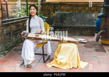 Vietnam, Hanoi, junge Frau mit Dan Tranh Stockfoto