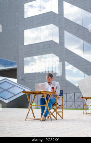 Spanien, Barcelona, Geschäftsmann Arbeiten am Laptop im Freien Stockfoto