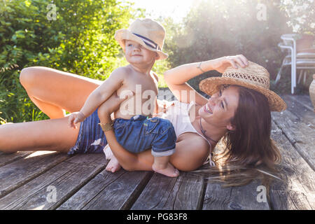 Mutter und Baby boy Spaß auf der Terrasse Stockfoto