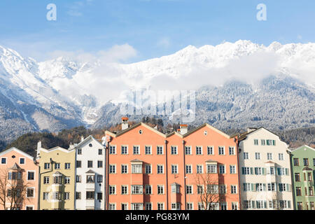 Österreich, Innsbruck, Reihe der Häuser vor der Nordkette Stockfoto