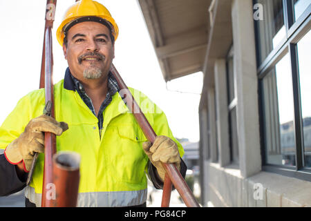 Südafrika, Kapstadt, Builder holding Rohre Stockfoto