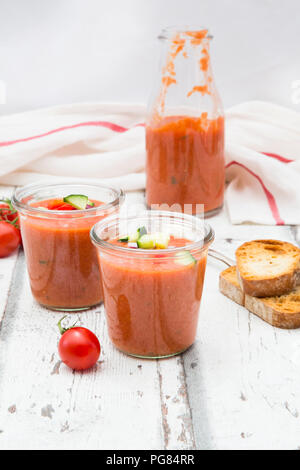 Hausgemachte Gazpacho im Glas Stockfoto