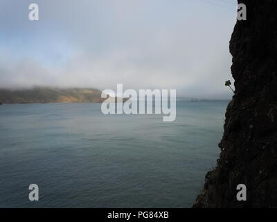 Der Blick auf die Golden Gate Bridge in der Nähe von San Francisco, CA aus Bonita Lighthouse Trail. Stockfoto