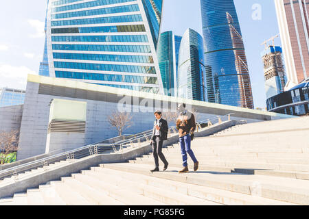 Russland, Moskau, zwei Geschäftsmänner mit Kaffee in der Stadt gehen Stockfoto