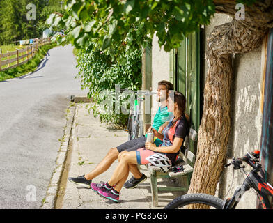 Paar mit Mountainbikes ruht auf einer Werkbank Stockfoto