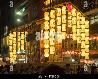 Die beeindruckende lit Papierlaternen des Yamaboko schwimmt an der Yoiyama (Yoiyoiyama) Straße Partei während der 2018 Gion Matsuri fest. Kyoto, Japan. Stockfoto