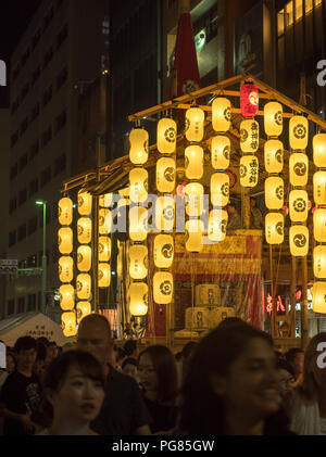 Die beeindruckende lit Papierlaternen des Yamaboko schwimmt an der Yoiyama (Yoiyoiyama) Straße Partei während der 2018 Gion Matsuri fest. Kyoto, Japan. Stockfoto