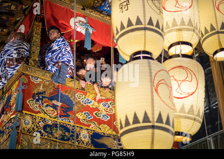 Die beeindruckende lit Papierlaternen des Yamaboko schwimmt an der Yoiyama (Yoiyoiyama) Straße Partei während der 2018 Gion Matsuri fest. Kyoto, Japan. Stockfoto