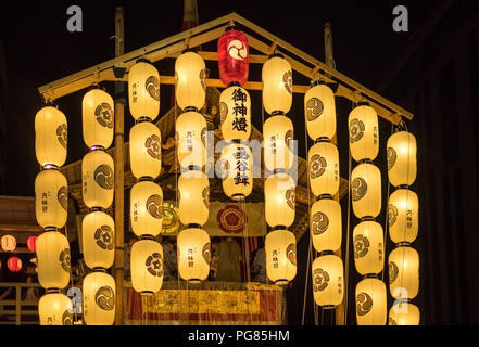 Die beeindruckende lit Papierlaternen des Yamaboko schwimmt an der Yoiyama (Yoiyoiyama) Straße Partei während der 2018 Gion Matsuri fest. Kyoto, Japan. Stockfoto