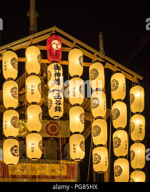 Die beeindruckende lit Papierlaternen des Yamaboko schwimmt an der Yoiyama (Yoiyoiyama) Straße Partei während der 2018 Gion Matsuri fest. Kyoto, Japan. Stockfoto