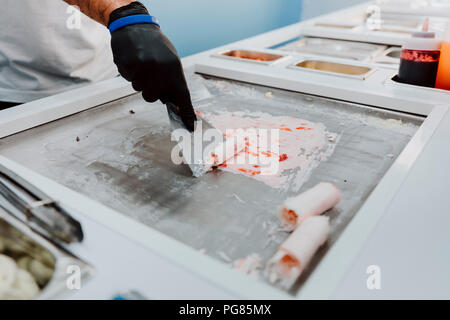 Vorbereitung Rolle von Eis in der Eisdiele Stockfoto