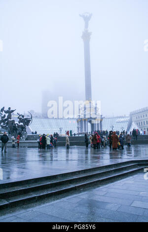 Statue eines Engels gebildet von Kupfer und gold plattiert stehend auf einer hohen Säule in der Mitte von Kiew Stockfoto