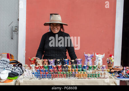 Frau verkaufen Toritos de Pucara in Pucara Stadt in Peru Stockfoto