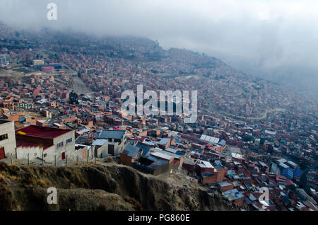 La Paz, wie gesehen, während im roten Kabel Auto reisen Stockfoto