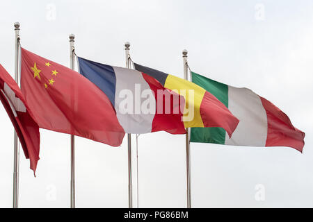 Flagge von Italien, Deutschland, Frankreich, China und der Schweiz fliegen aus Polen Stockfoto
