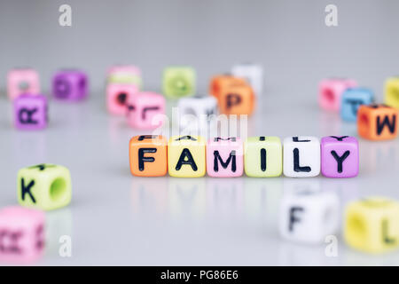 Familie Wort text auf bunte Würfel mit Bokeh cube Wort block Hintergrund Stockfoto