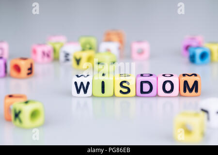 Weisheit Wort text auf bunte Würfel mit Bokeh cube Wort block Hintergrund Stockfoto