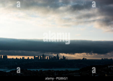 Istanbul-Stadt unter Wolken im Laufe des Abends Stockfoto