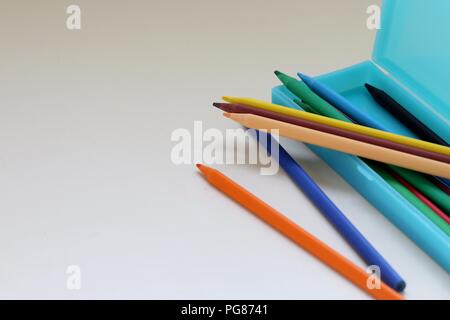 Buntstifte in einer Hellblauen Federmäppchen Stockfoto
