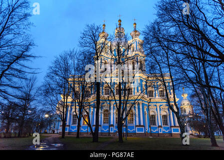 Smolny Kathedrale bei Nacht in Sankt Petersburg. Russland Stockfoto