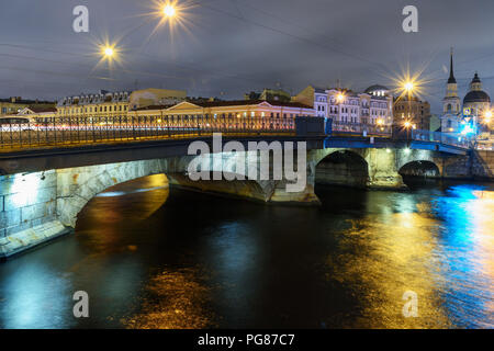 Belinski Brücke über den Fluss Fontanka in der Nacht in Sankt Petersburg. Russland Stockfoto