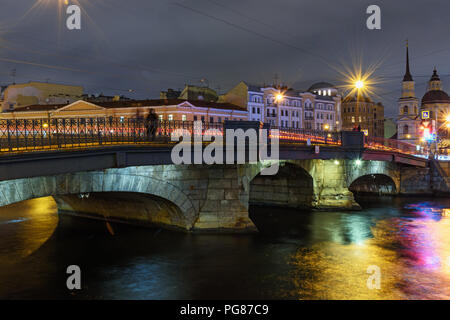 Belinski Brücke über den Fluss Fontanka in der Nacht in Sankt Petersburg. Russland Stockfoto