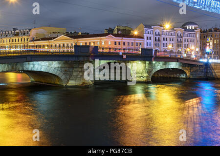 Belinski Brücke über den Fluss Fontanka in der Nacht in Sankt Petersburg. Russland Stockfoto