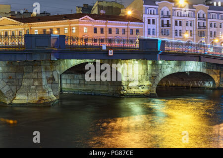 Belinski Brücke über den Fluss Fontanka in der Nacht in Sankt Petersburg. Russland Stockfoto