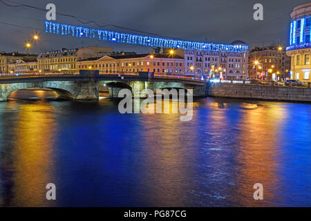 Belinski Brücke über den Fluss Fontanka in der Nacht in Sankt Petersburg. Russland Stockfoto