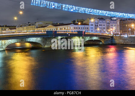 Belinski Brücke über den Fluss Fontanka in der Nacht in Sankt Petersburg. Russland Stockfoto