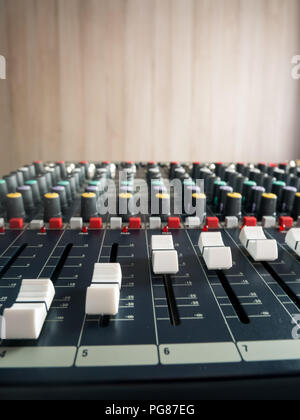 Kontrollen der audio mixer Console im Music Studio close up Stockfoto