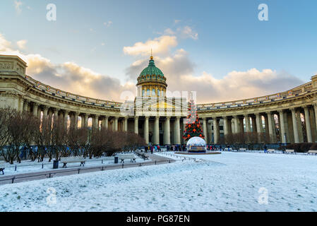 Blick von der Kazan Kathedrale und Weihnachtsbaum im Winter. Sankt Petersburg. Russland Stockfoto