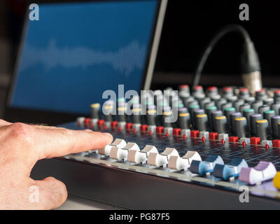 Mann bei der Arbeit auf Audiogeräten in Radio Station Stockfoto