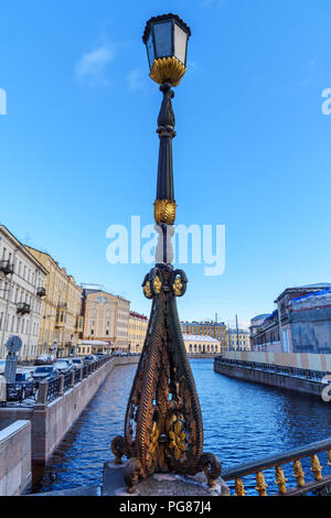 Alte Lampe über die große Brücke über Konyushenny Moika in Sankt Petersburg, Russland Stockfoto