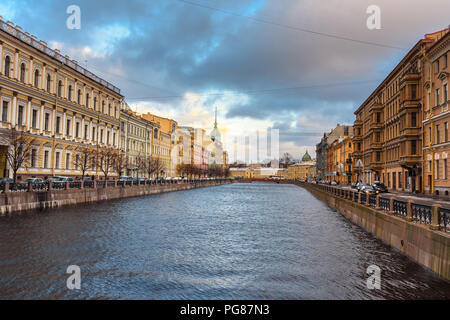 Blick auf den Fluss Moyka Embankment und Rote Brücke im Winter. Sankt Petersburg. Russland Stockfoto