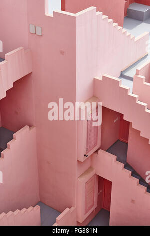 Geometrische Designs. Die rote Wand, La Manzanera. Calpe, Spanien Stockfoto