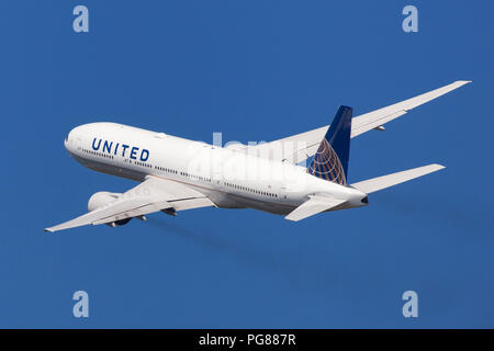 Barcelona, Spanien - 15. August 2018: United Airlines Boeing 777-200Bankgeschäft nach Weg vom Flughafen El Prat in Barcelona, Spanien. Stockfoto