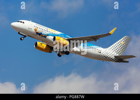 Barcelona, Spanien - 15. August 2018: Vueling Airbus A320 mit 25 Jahre Disneyland Sonderlackierung weg vom Flughafen El Prat in Barcelona, Spanien. Stockfoto