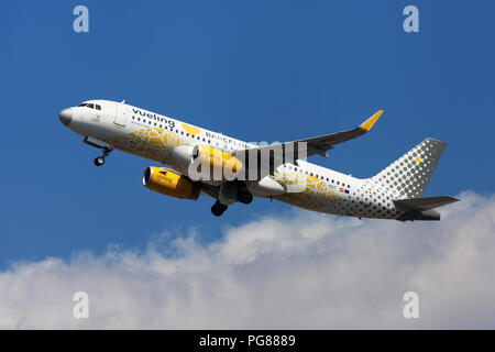 Barcelona, Spanien - 15. August 2018: Vueling Airbus A320 mit Vueling liebt Barcelona Sonderlackierung weg vom Flughafen El Prat in Barcelona, Spai Stockfoto