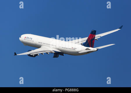 Barcelona, Spanien - 20. August 2018: Delta Air Lines Airbus A330-300 Bankgeschäft nach Weg vom Flughafen El Prat in Barcelona, Spanien. Stockfoto