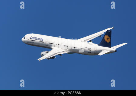 Barcelona, Spanien - 20. August 2018: Lufthansa Airbus A 321-100 Bankgeschäft nach Weg vom Flughafen El Prat in Barcelona, Spanien. Stockfoto