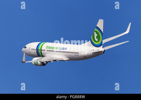 Barcelona, Spanien - 21. August 2018: Transavia Boeing737-700 Bankgeschäft nach Weg vom Flughafen El Prat in Barcelona, Spanien. Stockfoto