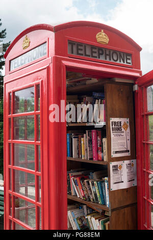 Ein britisches rotes Telefon Box verwendet das Buch Kostenteilung BookCrossing in Barga, Toskana, Italien, Europa zu Haus Stockfoto